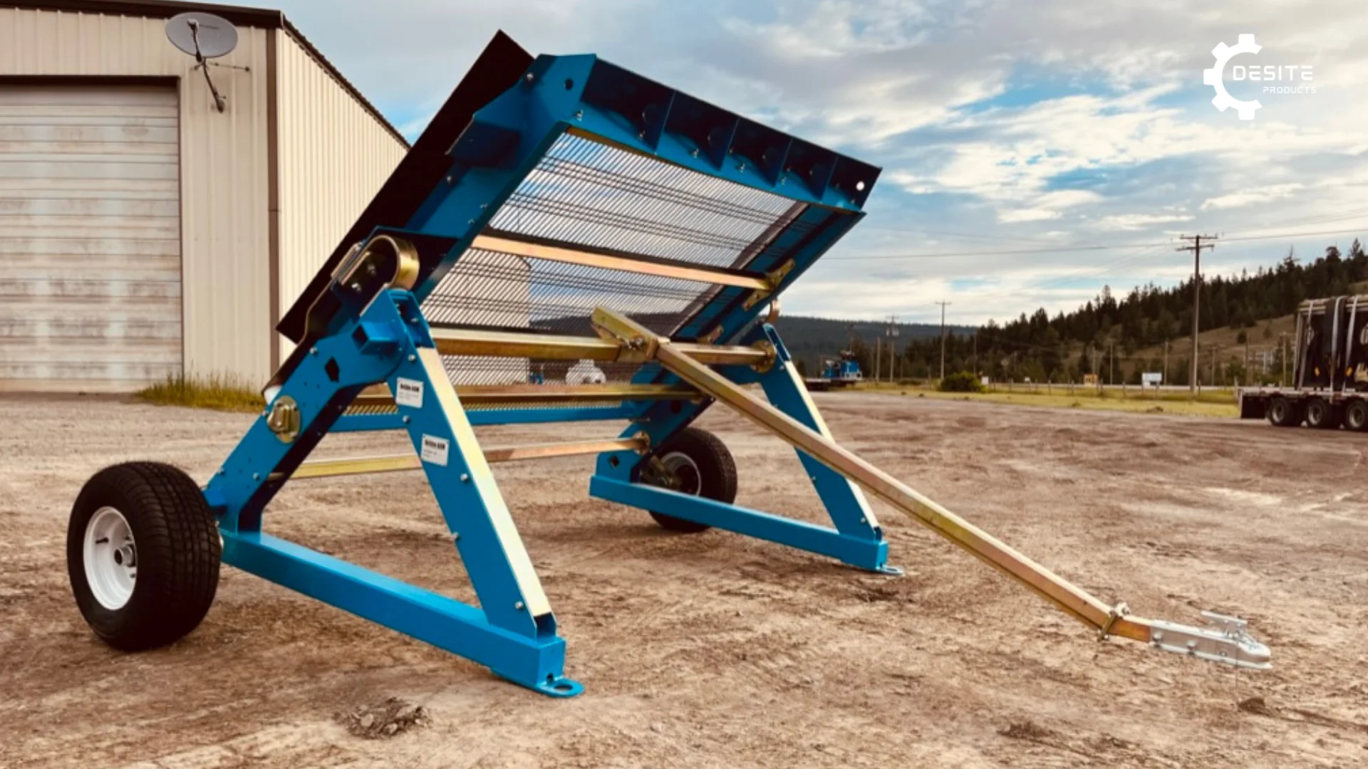 Side view of DeSite SLG 56 MINITopsoil and Rock Screener, designed for Mini equipment.