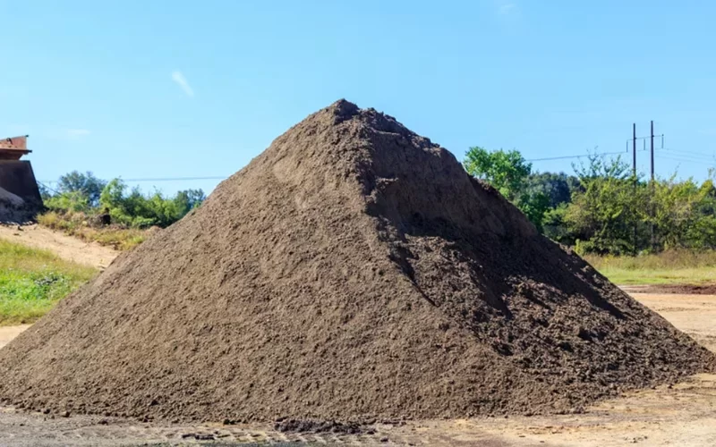 Commercial Grade or Triple Mix Topsoil Screening with DeSite Topsoil and Rock Screeners - Guide to Choosing the Right Mesh Size for Efficient Screening.